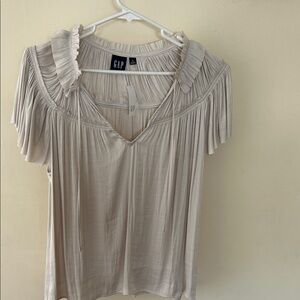 GAP Cream Ruffle V‑Neck Short Sleeve Blouse